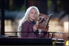 Quel magazine Luna Lovegood lit-elle quand Harry Potter et ses amis entrent dans son compartiment ?