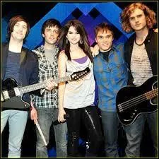 Quel est le titre de son premier album avec The Scene ?