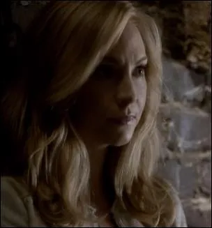 Dans la saison 2, qui sauve Caroline et Tyler du sacrifice de Klaus ?