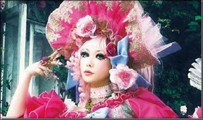 Comment s'appelle la chanteuse qui interprte les 3 openings ?