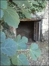 Nous sommes  l'entre de la Grotte de la Marche. Nous sommes sur le territoire de la commune de ...