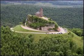 Culminant  650 mtres d'altitude et surplomb de la Chapelle Saint-Lon, ce rocher se situe sur le territoire du village ...