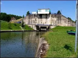 Le petit village de Rchicourt-le-Chteau est connu pour son cluse. Quelle est la particularit de cette cluse ?