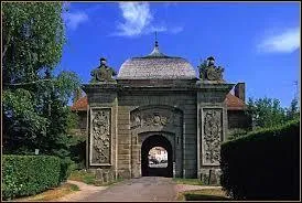 Laquelle de ces trois ville a t fortifie par Vauban ?
