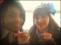 Comment s'appelle le groupe de trois filles qui trouvent Rhydian mignon ?