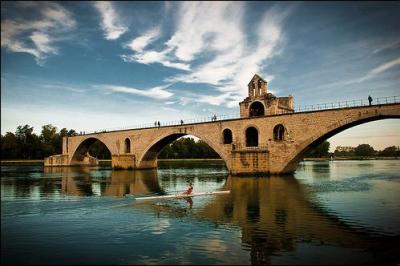 Le pont Saint-Bnezet est plus connu sous le nom de ________.