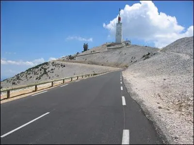  quelle altitude le mont Ventoux culmine-t-il ?