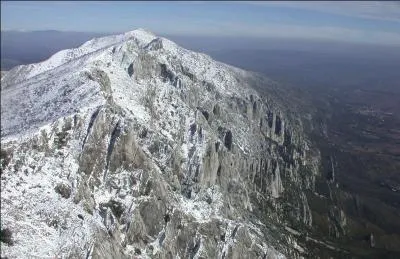 Quelle est la superficie de la montagne Sainte-Victoire ?