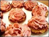 Nous dgustons quelques amuse-bouches, ce sont des blinis surmonts de :