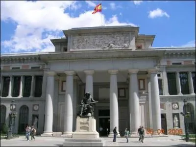 Les cadeaux arrivent, et le premier est une invitation  visiter un Muse  Madrid :