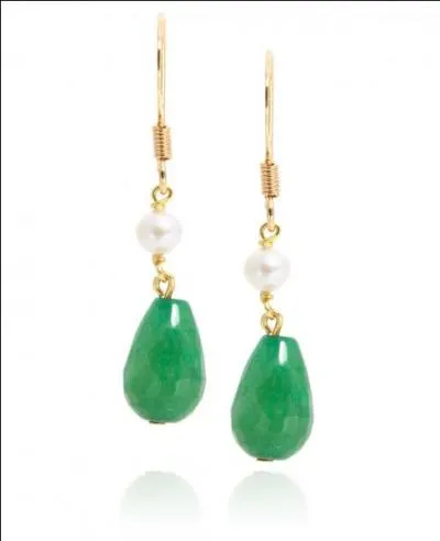 Nous lui offrons encore des boucles d'oreilles car elle les adore ! Celles-ci sont montes avec une pierre qui selon la croyance indienne loignait les mauvais esprits ?