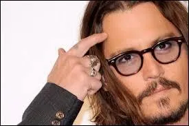 Il est la voix-off d'un film documentaire sur un groupe de musique, lequel ?