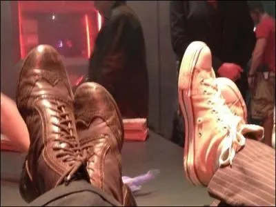 A qui appartiennent ces paires de chaussures ?