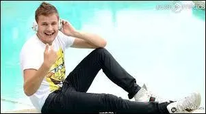 Qui a mis de l'eau, du sucre, etc... sur le lit de Charles ?