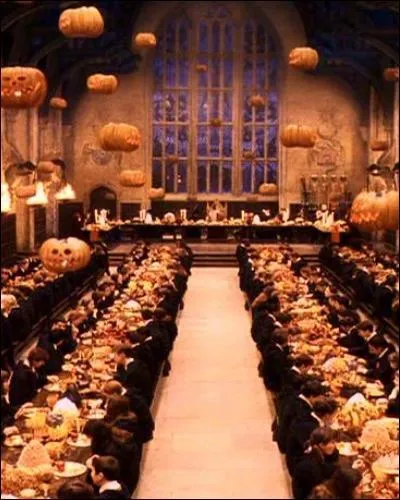 Il y a un grand festin le soir d'Halloween.