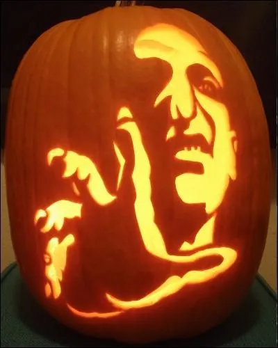 Dans la Grande Salle, les citrouilles dcoratives sont si grandes que trois personnes pourraient s'y loger.