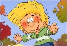 J'observe l'image et je vois un enfant aux cheveux blonds !