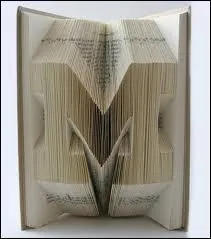 J'observe l'image et je vois une lettre de l'alphabet, le M !