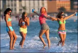 Dans quel film Selena Gomez a-t-elle jou aux cts d'Ashley Benson, Vanessa Hudgens et Harmony Korine ?