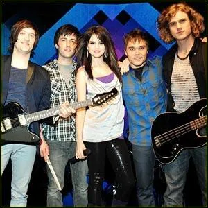 Avant son dernier album, avec qui travaillait-elle ?