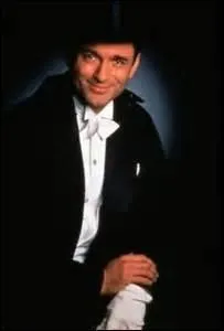 Remontons le temps et arrivons 15 ans plus tard, en novembre 1989, et retrouvons notre hros dans 12 pisodes supplmentaires produits par le mme producteur et ralisateur, et diffuss par FR3 avec comme Arsne Lupin le comdien Franois Dunoyer (photo). Mais quel est le nom de cette mini-srie ?