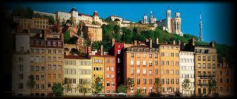 Complter les deux mots manquants : la priurbanisation, c'est un mouvement qui a conduit,  partir des annes ..... , de plus en plus de citadins  s'installer dans l'espace rural au-del de la ... ... ... ..... , bien que continuant de travailler dans la ville-centre.