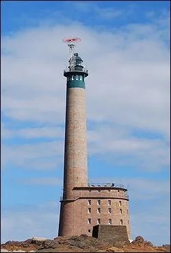 Phare europen le plus loign des ctes, il est situ  mi-chemin des les de Brhat et de Guernesey