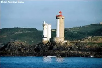 Il indique la route  suivre pour entrer dans la rade de Brest et est reli  la terre par un pont. Erig en 1848 sur un terrain militaire , il est automatis en 1989.
