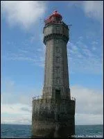 Choisi comme premier chantier en mer pour le balisage des abords d'Ouessant, il porte le nom de la roche sur laquelle il est rig : Ar Gazec en breton
