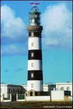 Situ aux abords d'Ouessant et associ au phare de Bishop Rock en Angleterre pour signaler l'entre dans la Manche aux navigateurs, il est reconnaissable  ses bandes noires et blanches.