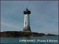 Il indique l'entre de la baie du Mont-Saint-Michel au Nord-Ouest de la pointe du Grouin .