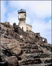 Damn, selon la lgende, la plupart de ses gardiens connurent un sort tragique. Il se trouve dans la partie nord du raz de Sein.