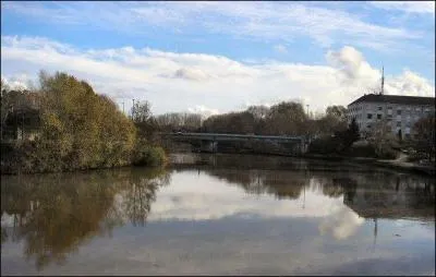 Quelle ville du dpartement de l'Aisne est traverse par la rivire du mme nom ?