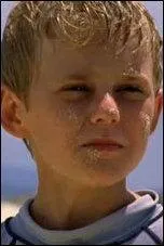 Qui sauve Eliott de la noyade quand il a voulu impressionner Rikki ? (dans l'pisode 6 de la saison 1).