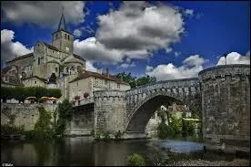Nous sommes sur le vieux pont de Montmorillon, traversant la Gartempe. La ville se situe ...