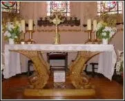 C'est une table en pierre ou en bois sur laquelle est clbre la messe.