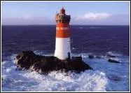 Les vagues l'assaillent de tous cts, mais il tient sur ses bases.