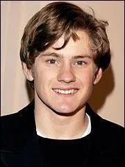 De qui Zach Young ne tombe-t-il jamais amoureux ?