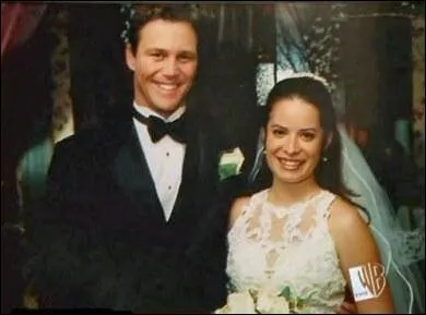 Lors du mariage de Piper et Lo, quel personnage est absent ?