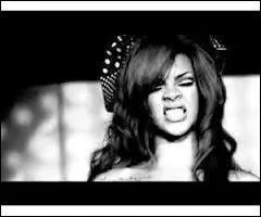 De quelle couleur est le rouge  lvres de Rihanna souvent quand elle sort ?