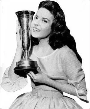 Pourquoi Jacqueline Boyer tient-elle cette coupe dans les mains ?