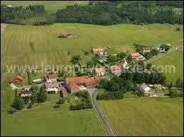 Nous survolons le village mosellan de Mtairies-Saint-Quirin, situ en rgion ...