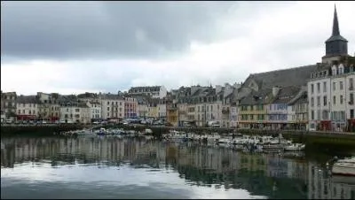 Lors de sa visite, Sarah Bernhardt en eut le coup de foudre et y acheta le fort de la pointe des Poulains :