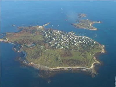 Signifiant  l'le chauve  en breton - enez moal -, le nom de cette le connut le naufrage du Drummond Castle en 1896.