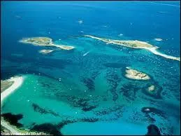Situ face  Quimper, cet archipel porte le nom de la plus grande cole de voile d'Europe.