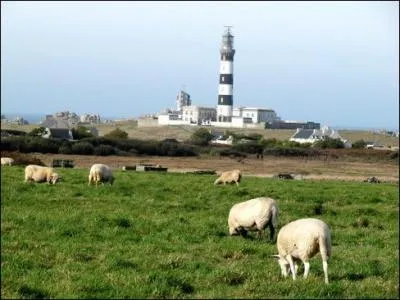 Encadre par cinq phares et spare de Molne par le passage du Fromveur, cette le a la forme d'une pince de crabe.