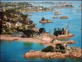 Clbre pour ses  deux climats , cette le se trouve dans les Ctes-d'Armor au nord de la pointe de l'Arcouest.