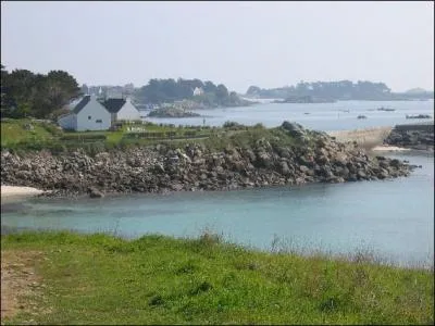 Considre comme un immense potager ancr  trois kilomtres au large de Roscoff, cette le possde aussi un jardin botanique.