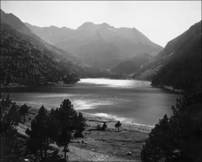 Dans quel pome de Lamartine crit-il   Le flot attentif et la voix qui m'est chre laissa tomber ces mots  temps suspends ton vol  ?