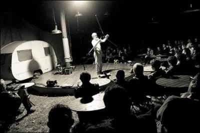 A quelle ville appartient le Festival d'arts de la rue, intitul  Les tombes de la nuit  ?